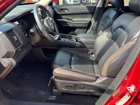 Used 2024 Nissan Pathfinder SL FWD image 18