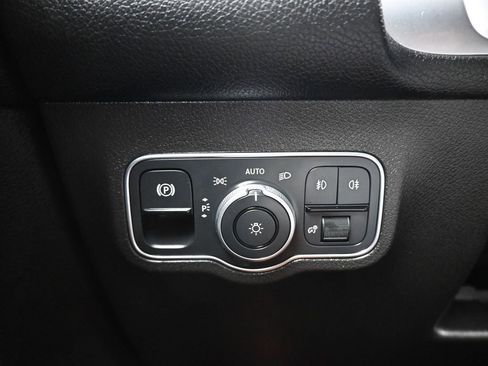 Used 2021 Mercedes-Benz GLB 250 4MATIC w/ Premium Package image 32