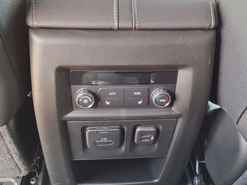Used 2023 Chevrolet Traverse Premier FWD image 18