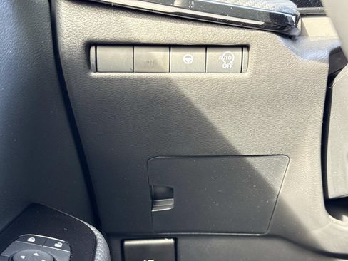 Certified 2025 Nissan Kicks SR image 18