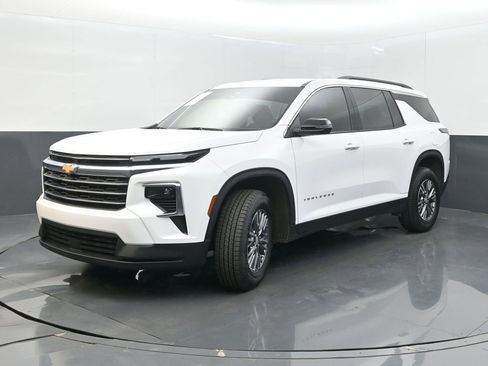 Used 2025 Chevrolet Traverse LT w/ LPO, Floor Liner Package AWD/4WD image 2