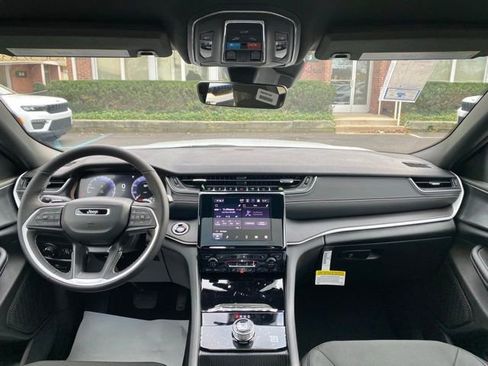 New 2025 Jeep Grand Cherokee Laredo w/ Luxury Tech Group I image 23