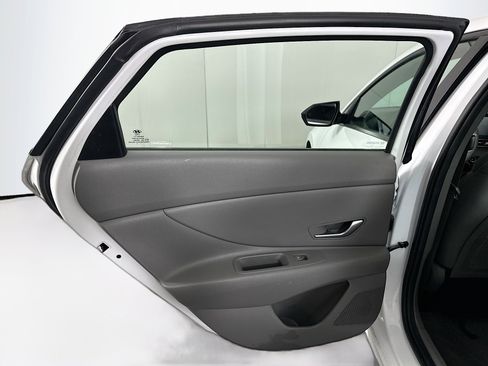 Used 2022 Hyundai Elantra SEL image 25