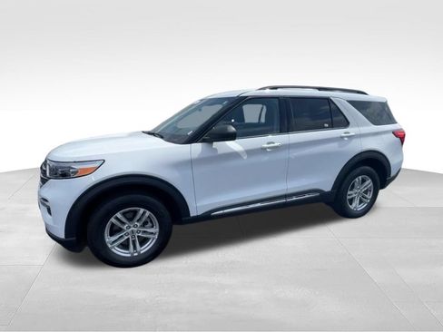 Used 2023 Ford Explorer XLT w/ Equipment Group 202A AWD/4WD image 4