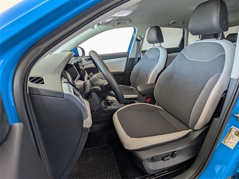 Used 2025 Volkswagen Taos SE w/ Black Wheel Package image 5