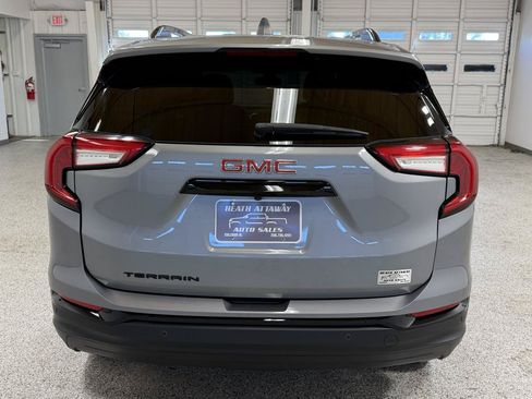 Used 2024 GMC Terrain SLE w/ Driver Convenience Package FWD image 7