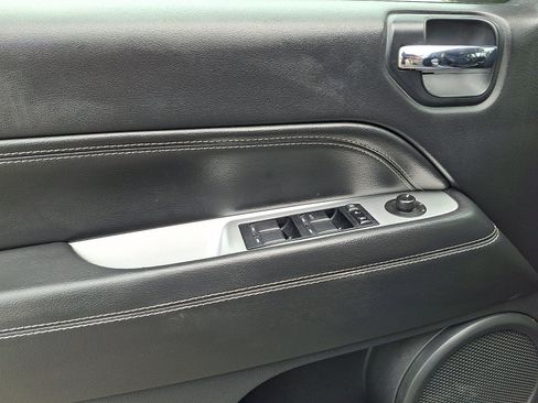 Used 2014 Jeep Compass Latitude FWD image 12