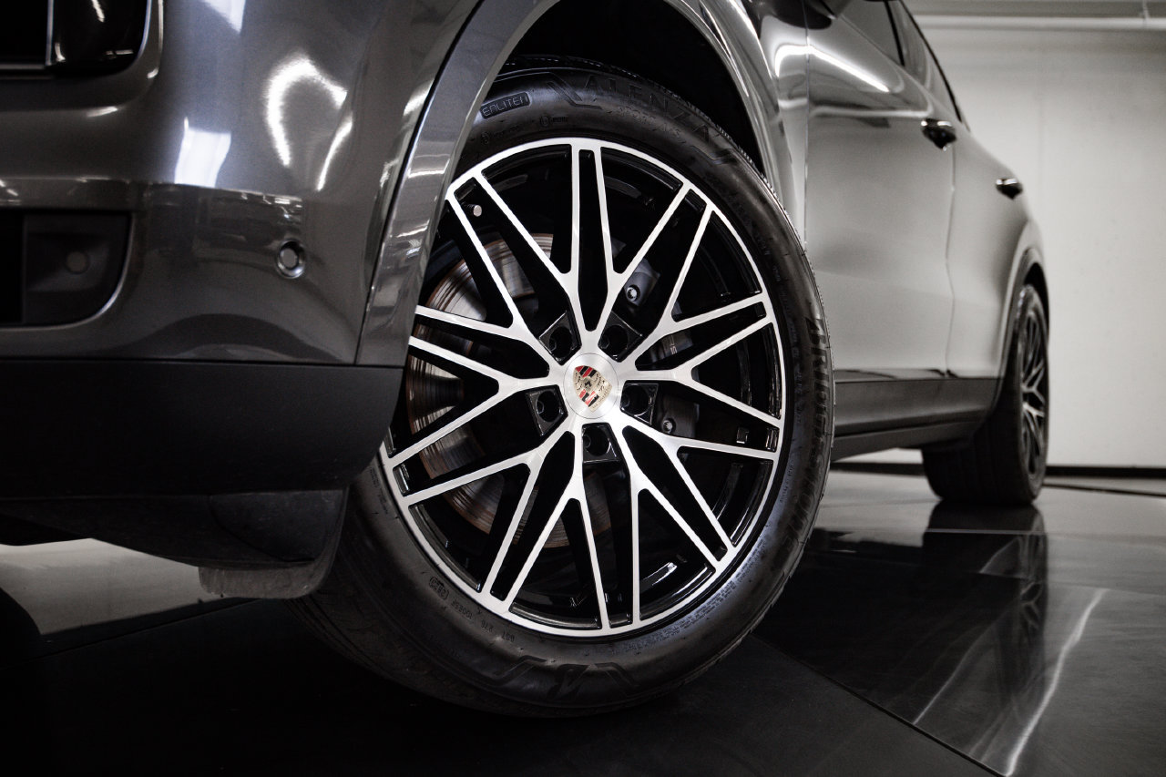 Certified 2024 Porsche Cayenne Coupe AWD/4WD image 12