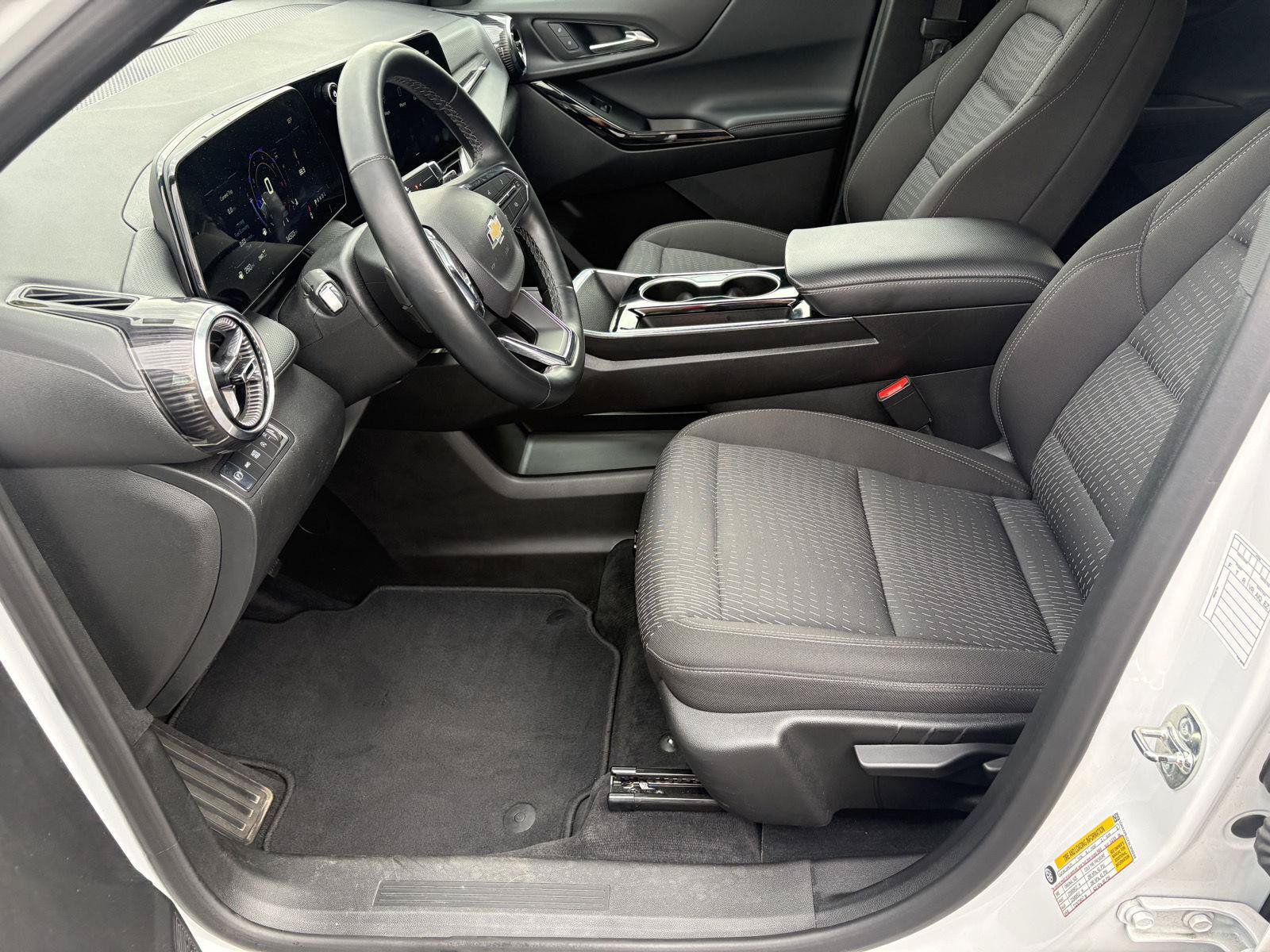 Used 2025 Chevrolet Equinox LT AWD/4WD image 3