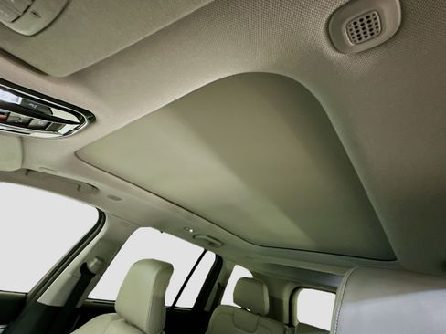 Used 2022 Jeep Grand Cherokee Overland w/ Luxury Tech Group IV image 27