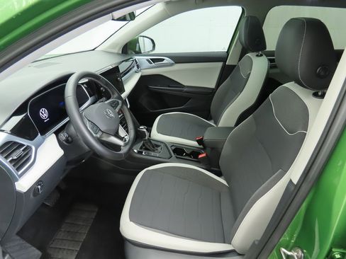 Certified 2025 Volkswagen Taos SE w/ Panoramic Sunroof Package image 17