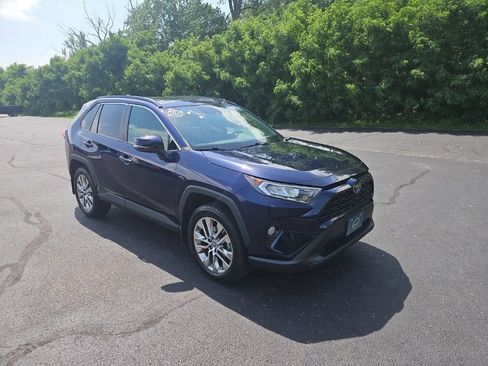 Used 2020 Toyota RAV4 XLE Premium AWD/4WD image 9