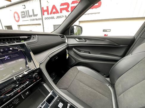 New 2025 Jeep Grand Cherokee Altitude image 31