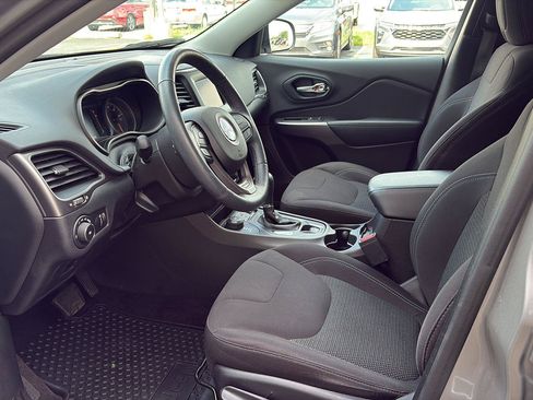 Used 2019 Jeep Cherokee Latitude w/ Cold Weather Group AWD/4WD image 5