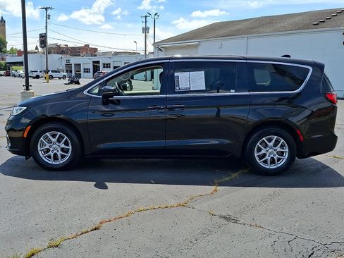 Used 2024 Chrysler Pacifica Touring-L FWD image 7