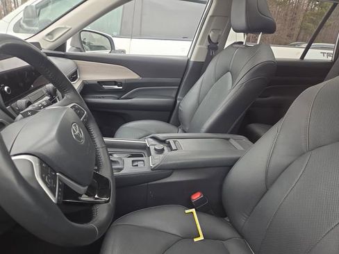 Used 2024 Toyota Grand Highlander Platinum image 8