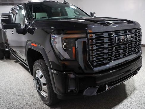 Used 2024 GMC Sierra 3500 Denali Ultimate AWD/4WD image 5