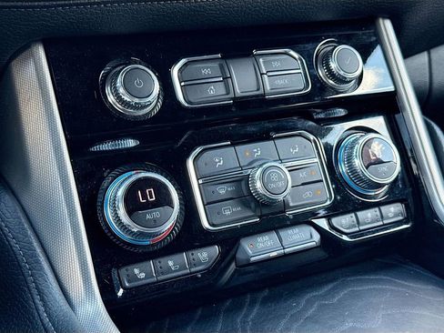 Used 2021 GMC Yukon Denali w/ Denali Premium Package image 16