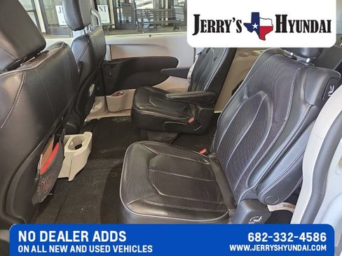 Used 2019 Chrysler Pacifica Limited FWD image 16