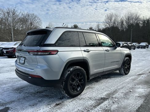 Used 2025 Jeep Grand Cherokee Altitude image 8