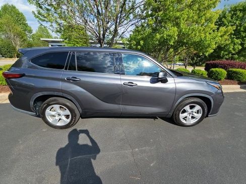 Used 2021 Toyota Highlander L image 9