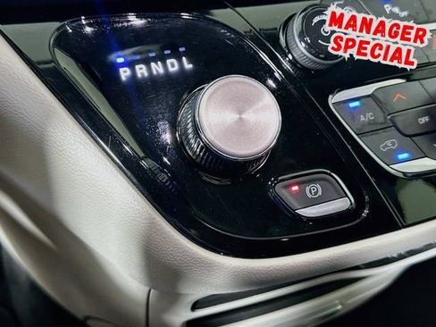 Used 2023 Chrysler Pacifica Touring-L FWD image 18