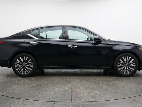 Used 2025 Nissan Altima 2.5 SV FWD image 11