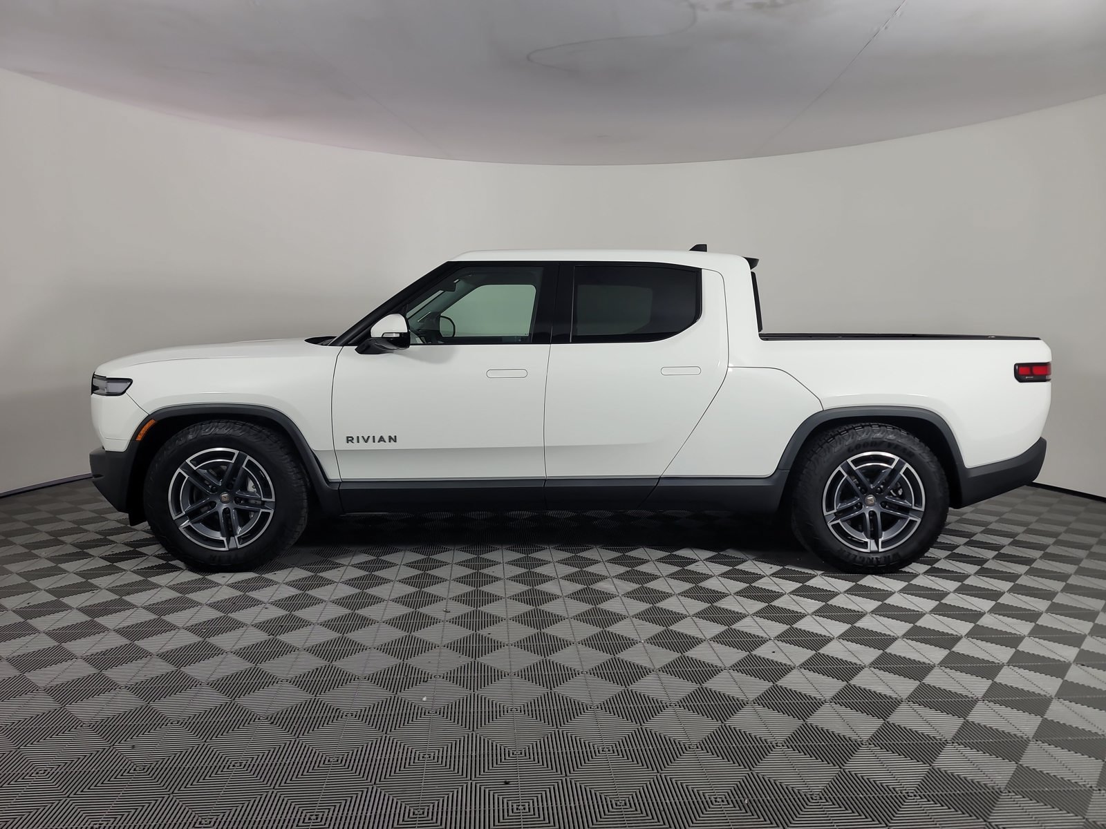 Used 2025 Rivian R1T Adventure Dual AWD/4WD image 2