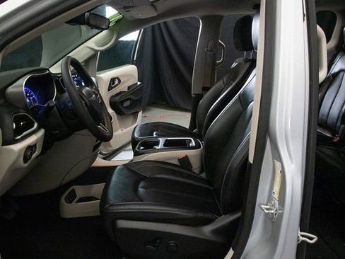 Used 2024 Chrysler Pacifica Touring-L image 26