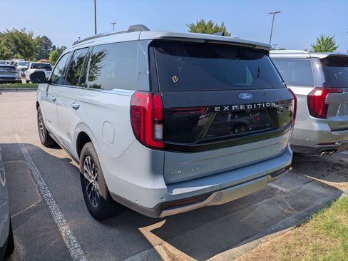 Used 2025 Ford Expedition Platinum AWD/4WD image 4