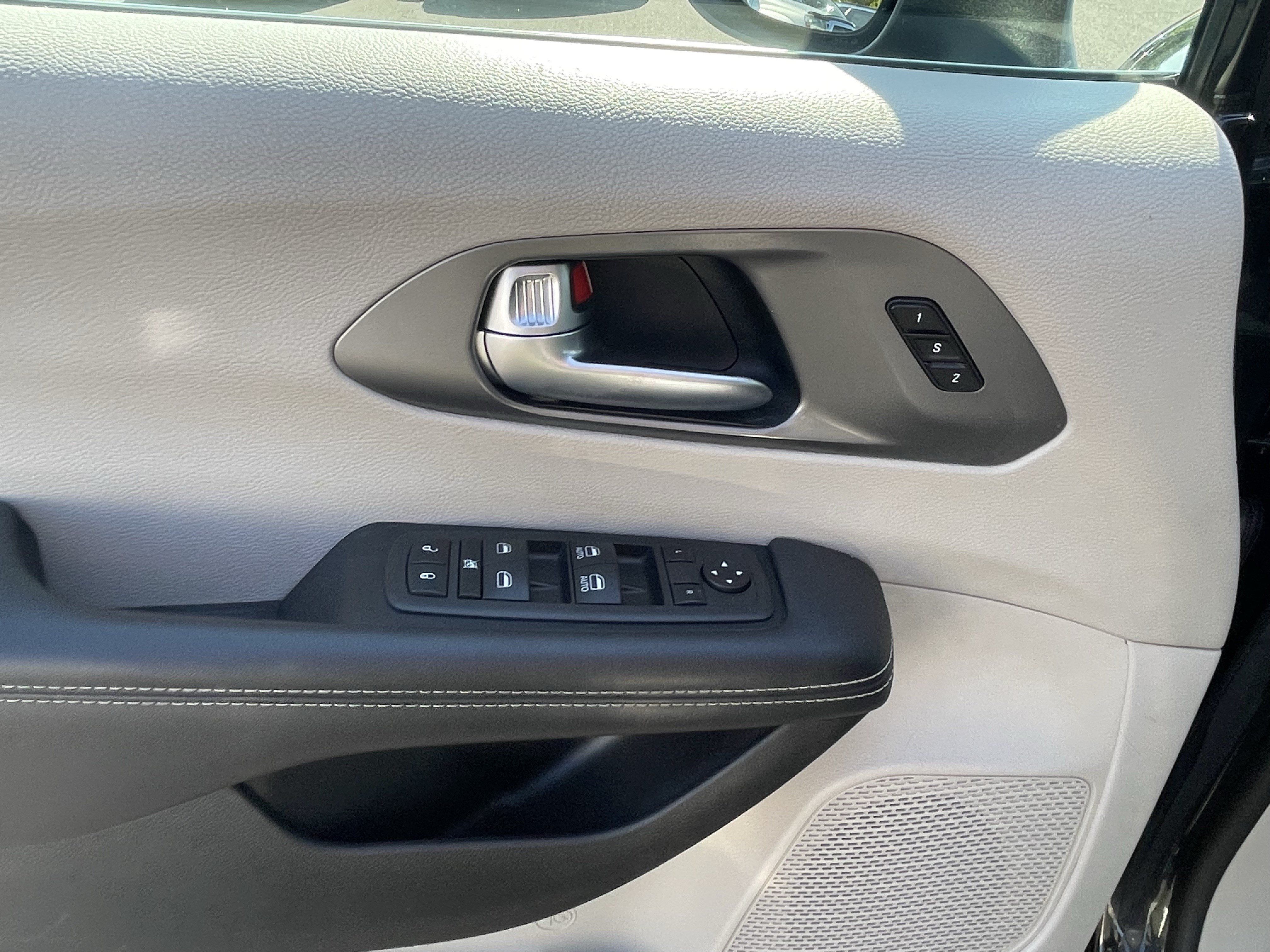 Used 2023 Chrysler Pacifica Touring-L FWD image 17