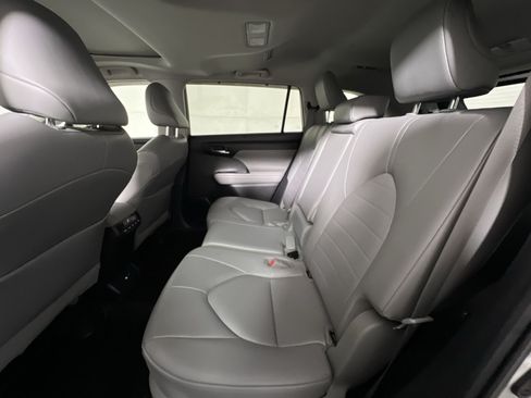 Used 2023 Toyota Highlander XLE FWD image 24