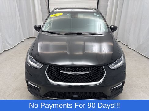 Used 2023 Chrysler Pacifica Touring-L image 6