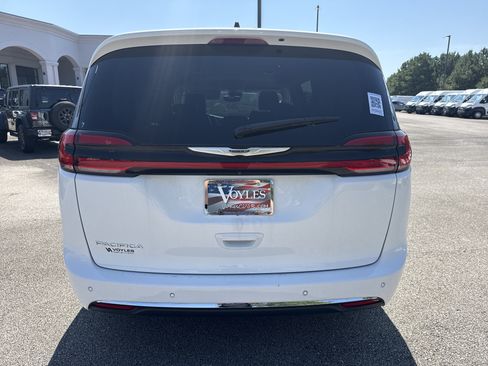 Used 2024 Chrysler Pacifica Touring-L FWD image 6