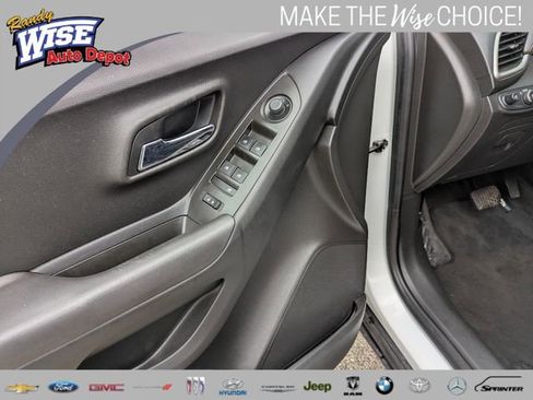 Used 2017 Chevrolet Trax LT w/ LT Convenience Package FWD image 10