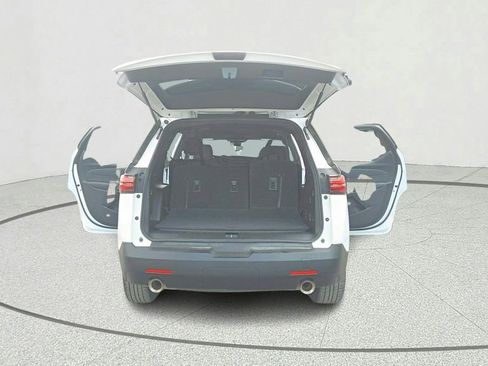 Used 2023 Chevrolet Traverse LT FWD image 12