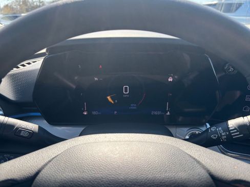 Used 2025 Chevrolet Trax LT FWD image 27