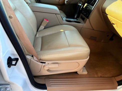 Used 2010 Ford Explorer XLT image 9