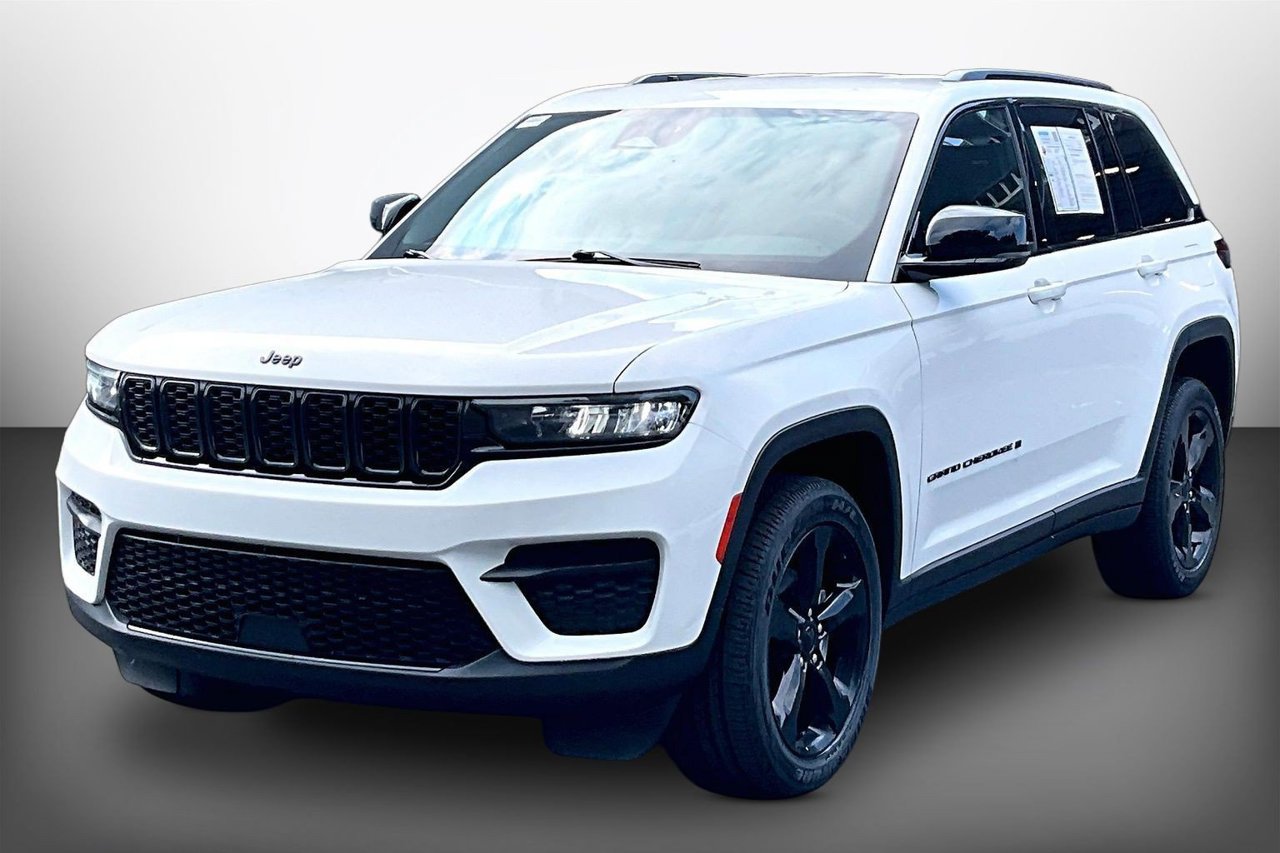 Used 2023 Jeep Grand Cherokee Altitude AWD/4WD image 4
