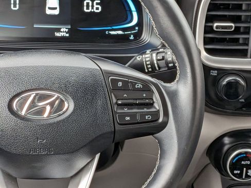 Used 2025 Hyundai Venue SEL FWD image 25