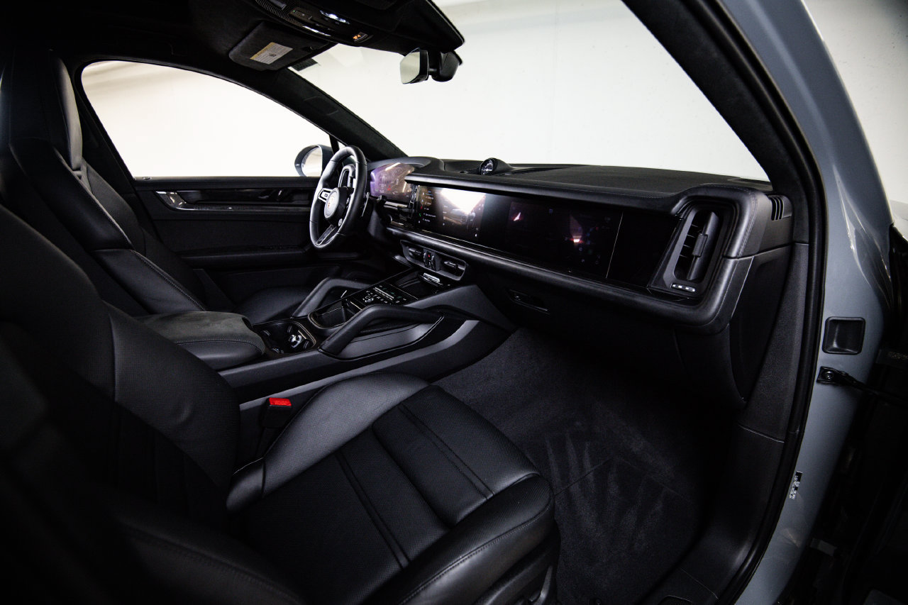 Certified 2026 Porsche Cayenne GTS AWD/4WD image 28