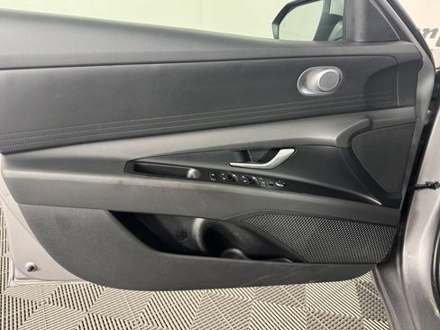 Used 2025 Hyundai Elantra SE FWD image 9