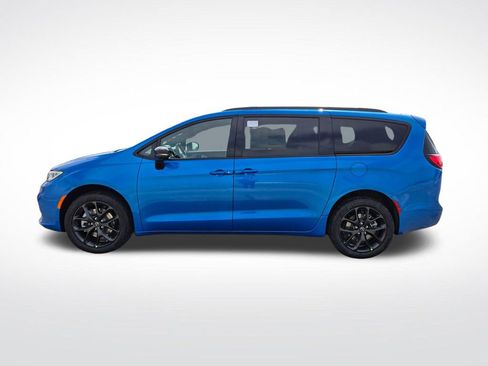 New 2026 Chrysler Pacifica Limited w/ Uconnect Theater Family Group AWD/4WD image 7