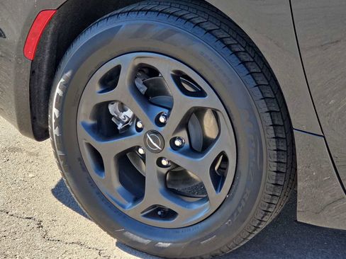 Used 2024 Chrysler Pacifica Premium image 10