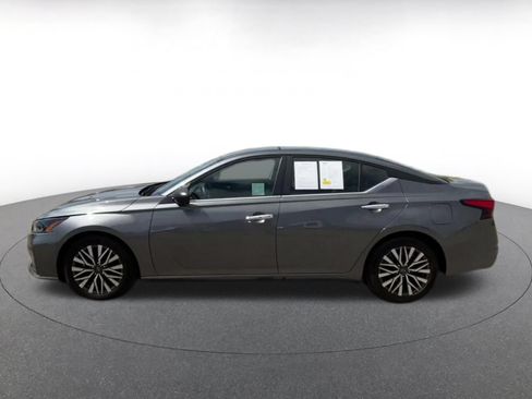 Used 2025 Nissan Altima 2.5 SV FWD image 8