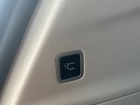 Used 2023 Chrysler Pacifica Touring-L FWD image 14