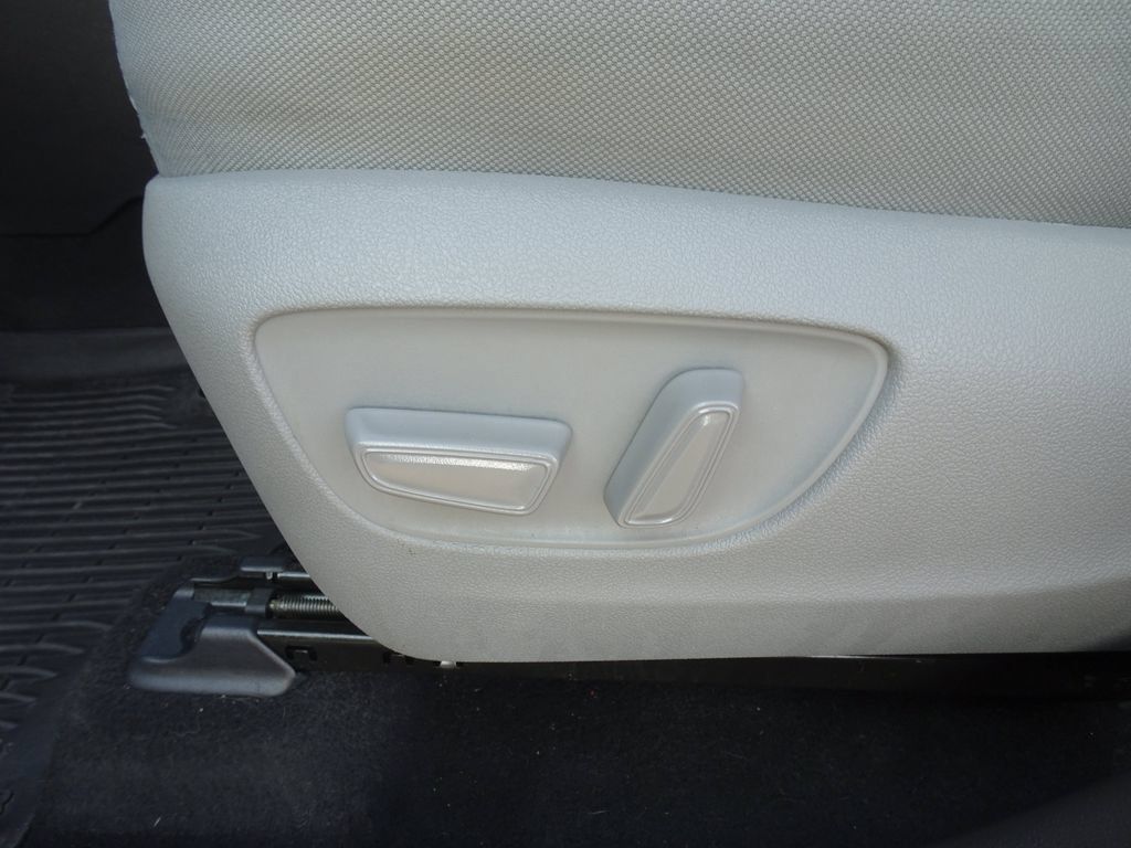 Used 2023 Toyota Highlander LE AWD/4WD image 10