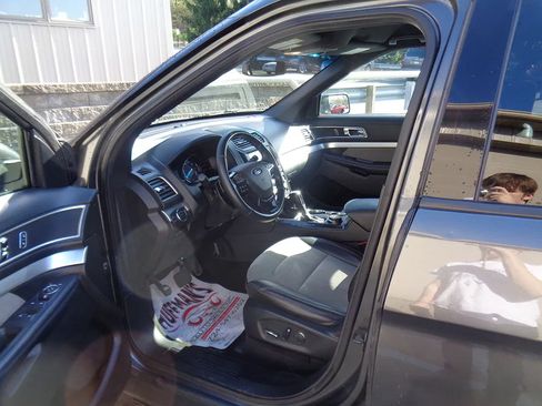 Used 2017 Ford Explorer XLT w/ Equipment Group 202A AWD/4WD image 12
