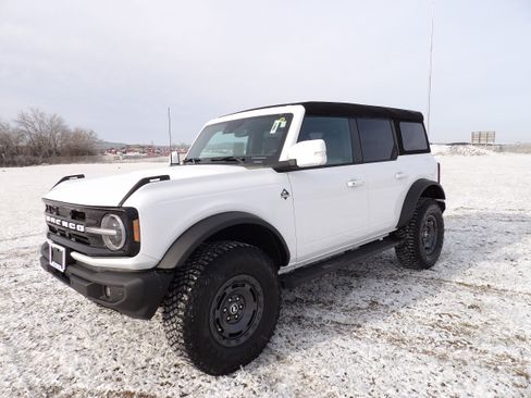 New 2024 Ford Bronco Outer Banks image 2