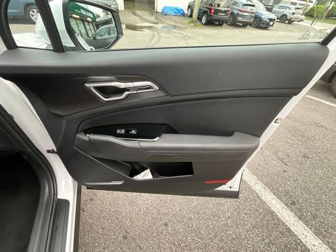 Used 2025 Kia Sportage EX image 23